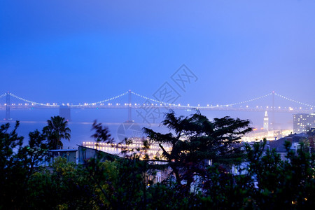 暂停户外SanFranciscooakland海湾桥和旧金山港晚上美国加利福尼亚州旧金山股票图片