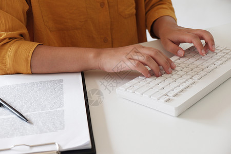 白色的互联网屏幕女在办公室打字时用手贴近图片