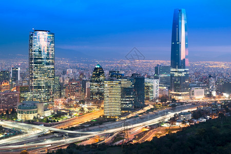 发光的智利圣地亚哥天际线与拉斯孔德金融区的现代办公楼模糊灯图片