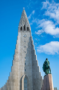 城市蓝色的冰岛雷克雅未的Hallgrimskirkrkija大教堂在阳光明媚的夏日外出有蓝天空和云彩图片