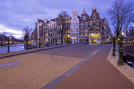 镇景观传统的日落时在荷兰凯泽斯格拉赫特的阿姆斯丹市风景图片
