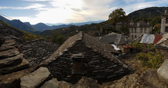 风景优美希腊北部Epirus的ZagorochoriaMikroPapigko山村美丽的传统石块建筑全景米克朗岩石图片