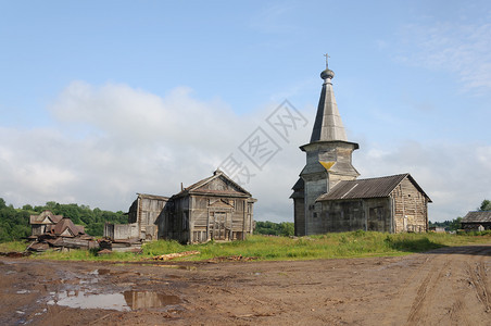 村庄建成寺庙俄罗斯以利亚教堂右翼于169270年建造1897年建造的蒂赫文教堂于190年代开始倒塌在俄罗斯沃洛格达地区的萨米诺村图片
