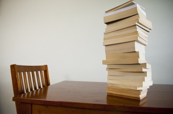 桩桌子上有一大堆书空椅子的书店里面图片
