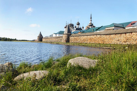 历史索洛维茨群岛的斯帕索普雷奥布拉日斯基修道院俄罗斯观点来自圣湖教科文组织世界遗产址结石图片