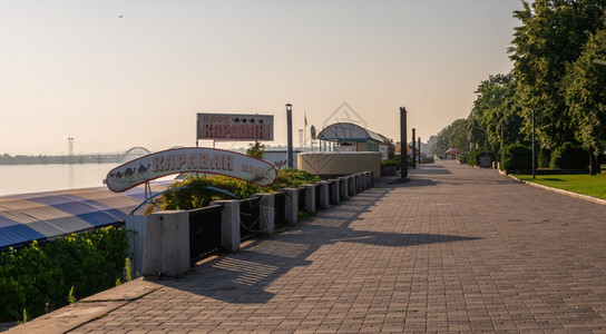 第聂伯罗乌克兰07182乌克兰第聂伯罗城堤在一个阳光明媚的夏日早晨乌克兰第聂伯罗城堤长廊走花床图片