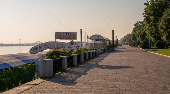 第聂伯罗乌克兰07182乌克兰第聂伯罗城堤在一个阳光明媚的夏日早晨乌克兰第聂伯罗城堤长廊走花床图片