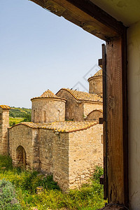 天琴术旅游的Byzantine修道院教堂最初在塞浦路斯的Lythrangomi由卡纳马赛克人组成通过一个修道院窗户观看图片