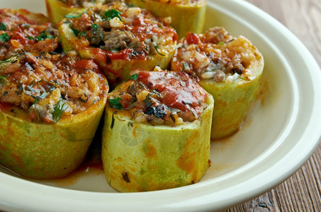 草本植物食TopanKabakDolmasi西葫芦塞满米饭和肉土耳其美食蔬菜图片