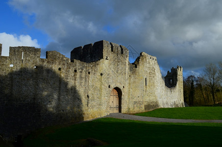 旅行爱尔兰的德斯蒙城堡废墟上乌云笼罩着黑暗风暴菲茨杰拉德家族氏菲茨杰拉德图片