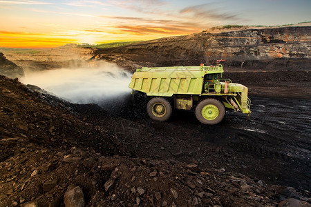 矿物活力煤开采泰国运输煤炭的卡车工作图片