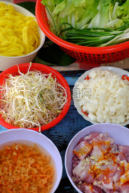 越南自制食物MiQuangDalat是一种面粉汤包括黄干虾猪肉等原料以及多种成分的蔬菜锅厨师材料图片