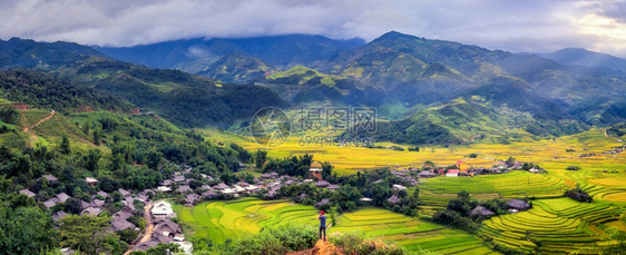 越南安白穆仓柴梯田上戴着红色帽子俯瞰稻田的旅行者准备在越南西北部穆仓柴收获土地景观米图片