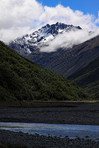 悬崖山景观中途有河流在绿谷上雪图片