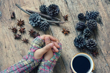 木头伤心桌子妇女在冬季戴羊毛手套在圣诞节寒冷的季热咖啡杯花盆木本上铅笔等寒冷日给来自遥远孤独背景的情人写字信图片