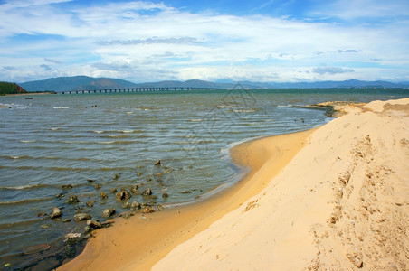 越南BinhDinh省QuyNhon的回溯项目在水中填满沙子以制定建筑计划试图改变自然为人类谋利填充海边土壤好处滩蓝色的图片