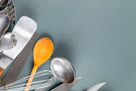 陶器刀用在灰纸背景上划痕的家用厨房餐具刮图片