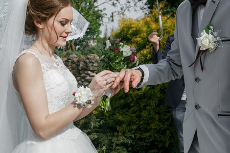 浪漫男人女士近亲新娘把结婚戒指在新郎上图片