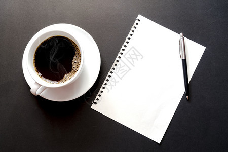 记忆床单为了空纸页咖啡杯和黑背景上的笔需要添加文字信息的件注释图片