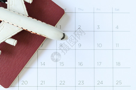 带有旅行纸页日历计划的飞机型夏天乘客日记图片