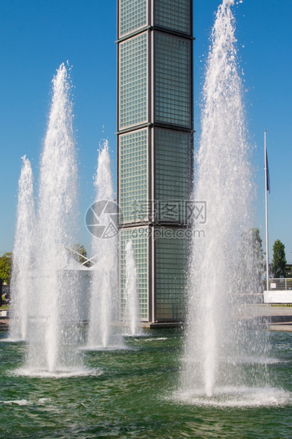 商业建筑附近的喷泉水洒背景撒洒水渴图片