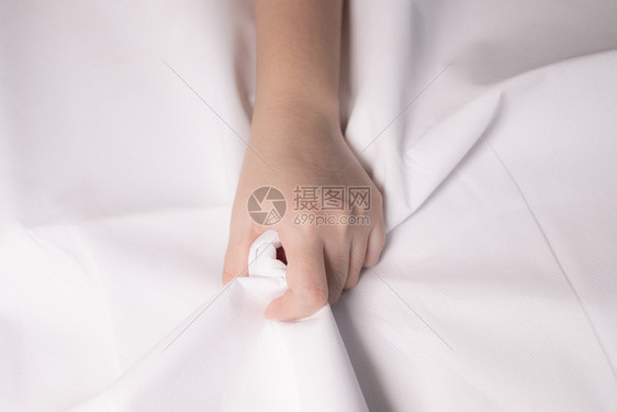 妇女用手挤住床单颜色是白的人类柔软别图片