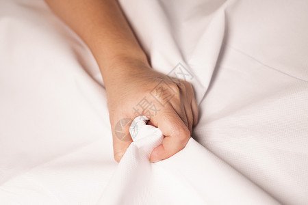 人类情感妇女用手挤住床单颜色是白的女图片