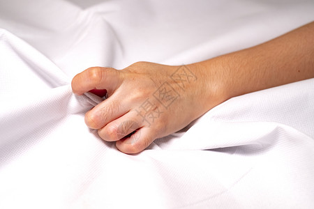 睡觉妇女用手挤住床单颜色是白的手势材料图片