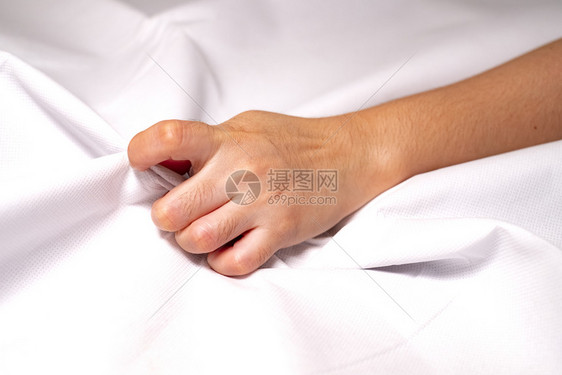 睡觉妇女用手挤住床单颜色是白的手势材料图片