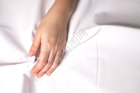 妇女用手挤住床单颜色是白的热情卧室抓住图片