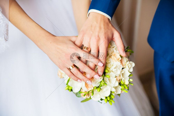 新娘和新郎展示结婚戒指图片