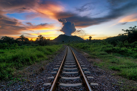 场景云日出期间的铁轨路上戏剧日落铁路上的戏剧日落平台图片
