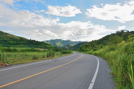 车树通往山区自然景观的道路泰农村的热带作物种植地草图片