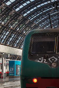 栏杆方向意大利米兰中央铁路站的绿色火车意大利商业图片
