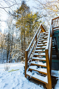 门下雪的冬天在郊区楼梯覆盖雪屋冬天在郊区的楼梯覆盖雪屋户外图片
