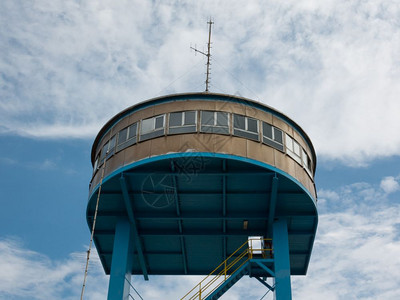 云港口与楼梯上天和背景蓝台连接的船控塔建筑的图片