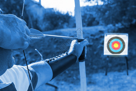 潘通中世纪弓箭手使用射向目标的蓝铜板经典20年彩色红的玩图片