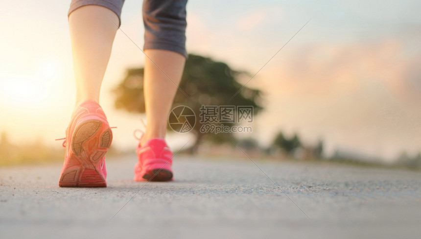 马拉松运动员妇女以日落背景健康和生活方式概念在农村公路上行走锻炼运动活乡村的图片