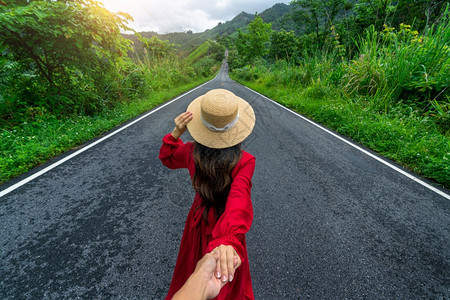 泰国南省山顶高处的天空公路上女游客手牵着马伦斯柯Manrrrsquoshands楠女孩旅游图片