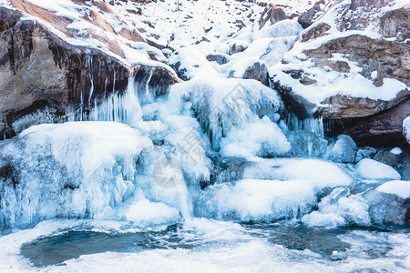 景观冰雪下冬山河水冻成冰柱图片