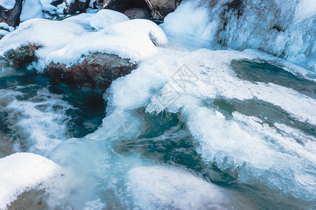 景观冰雪下冬山河水冻成冰柱图片