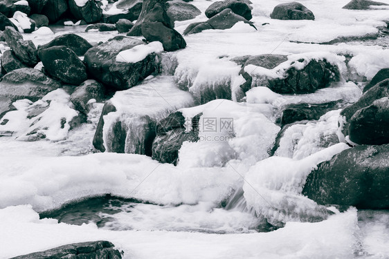 景观冰雪下冬山河水冻成冰柱图片