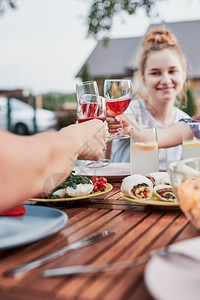 饮料夏天家人在季户外晚宴期间在家庭花园做吐司手举着红酒杯和盘子一种图片