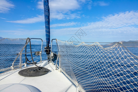 丰富多彩的冒险游艇在平静的海中航行游艇船首绳子和蓝天的云层帆船游艇和Cirrus云景观图片