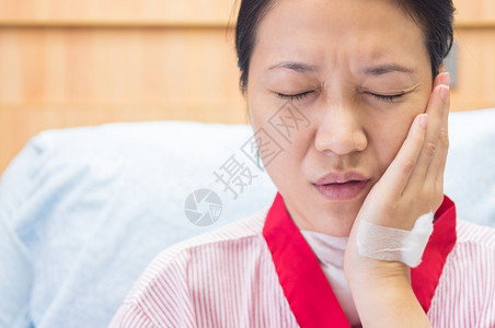医院病房里牙痛的女人图片