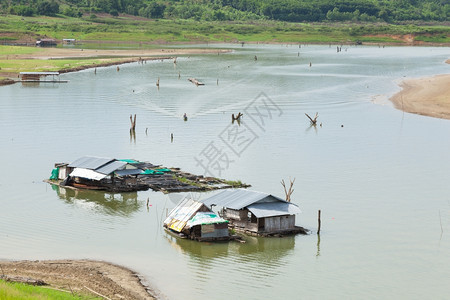 树建造泰国北碧府Sangkhlaburi蓄水坝山中的木筏多雾路段图片