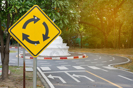 穿越街道标志路和驾驶图片