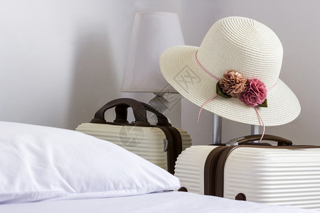 复古的放松卧室帽子和行李假期图片
