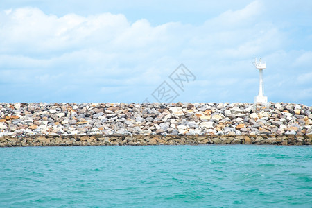 粗糙的旅行海洋沿地区灯塔在沿海岩石上漂浮到中图片