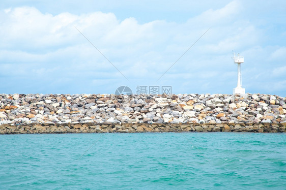 粗糙的旅行海洋沿地区灯塔在沿海岩石上漂浮到中图片